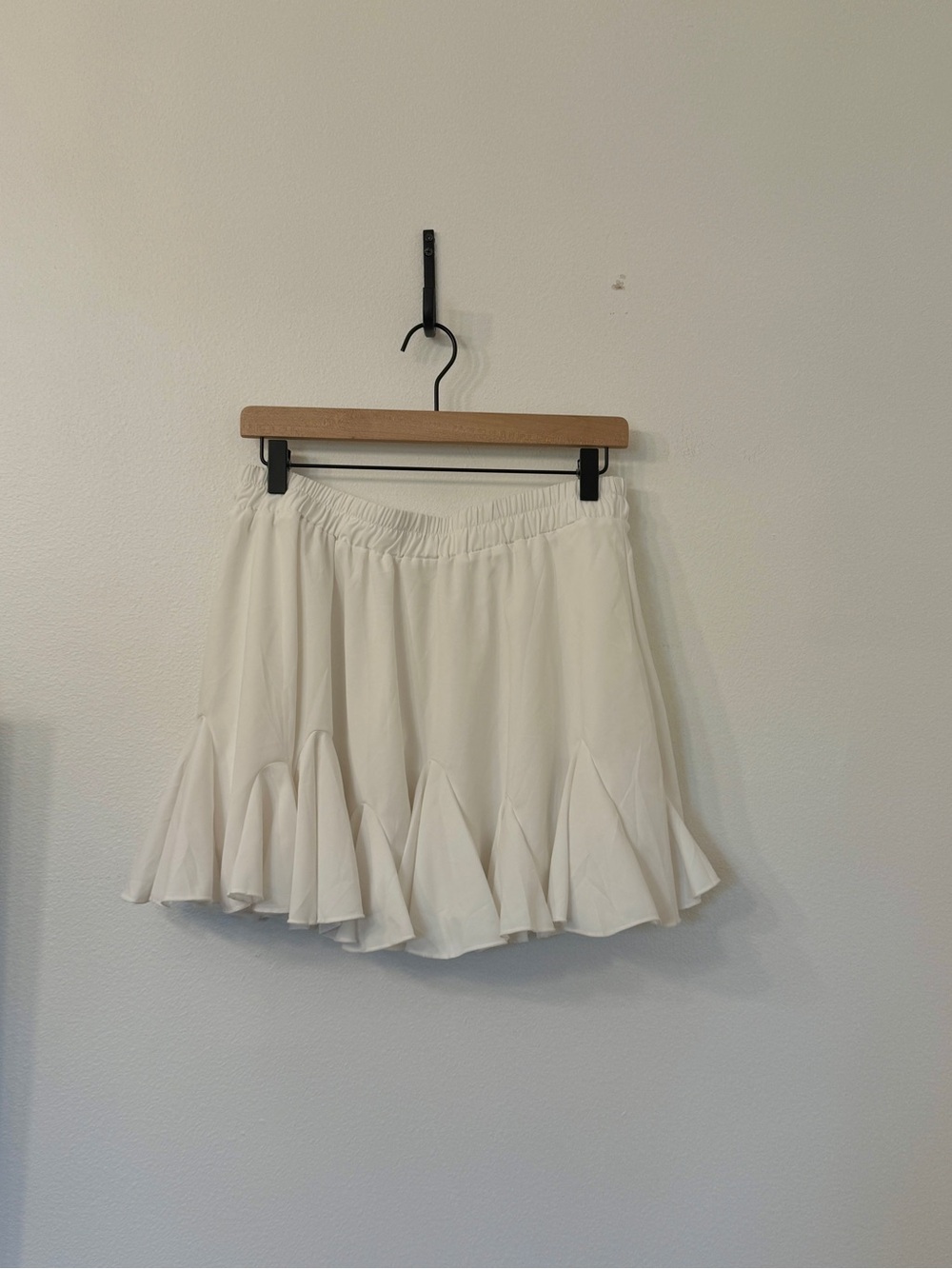 Women's White Ruffle Hem Skirt